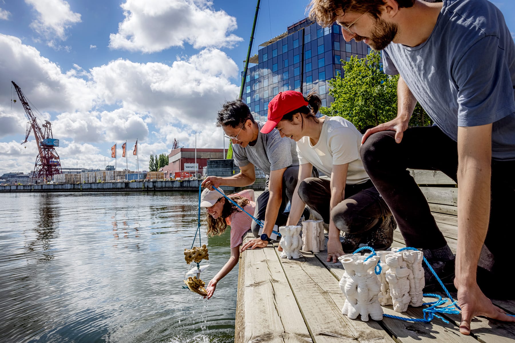 3d-printade moduler i lera skapade av arkitektkollektivet Misc vid Frihamnen i Göteborg, designade för blåmusslor och människor. Foto: Emelie Asplund
