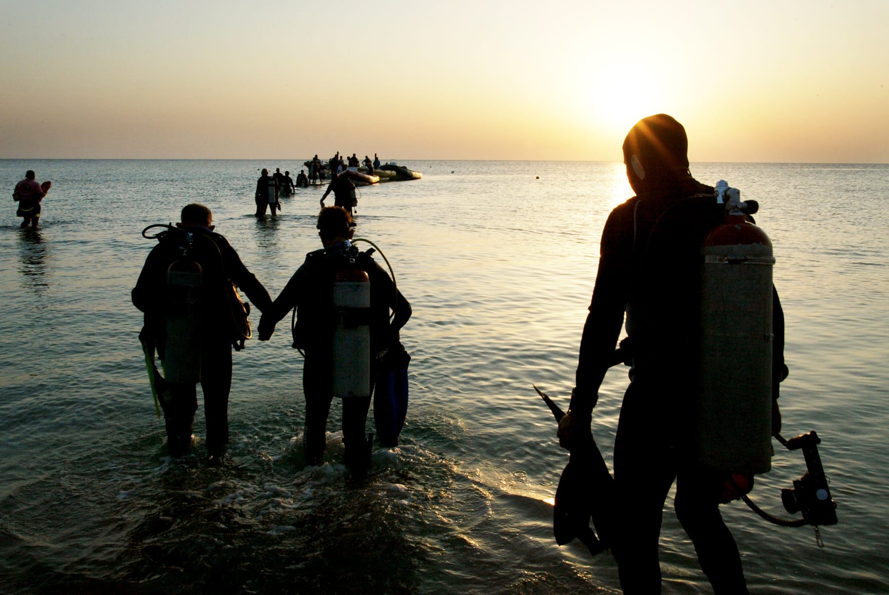 Dykare på väg ut i havet i Marsa Alam vid solnedgång. Foto: Emelie Asplund